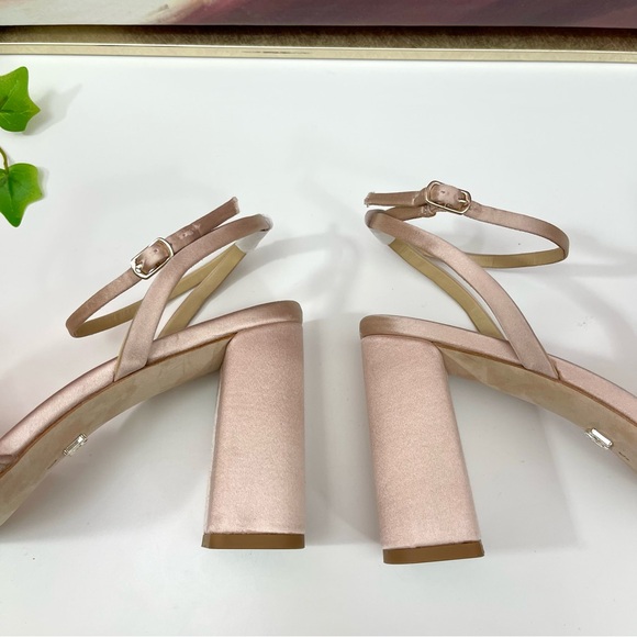 Badgley Mischka Collection Tess Ankle Strap
Sandal in Soft Blush Size 9 - Picture 9 of 12